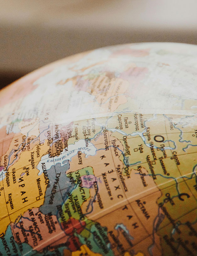 wide-perspective-of-wind-turbine-engineers-walking